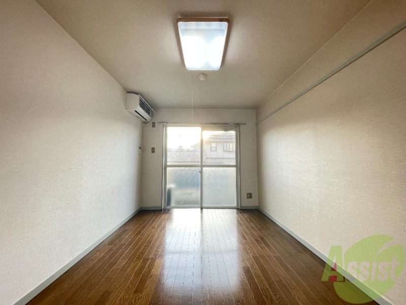 居室・リビング　６帖の洋室です。生活のメインとなる部屋ですね。