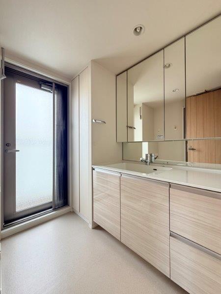 洗面設備　洗面所／三面鏡裏収納、収納棚あり