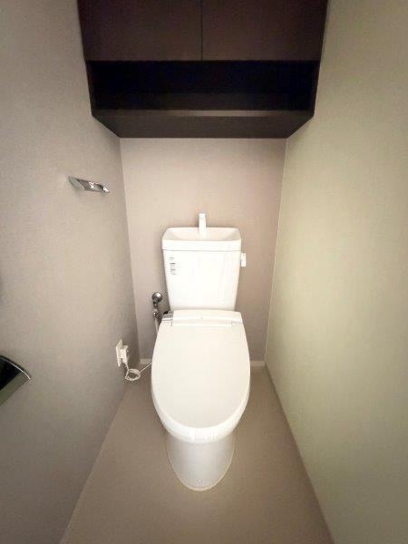 トイレ　トイレ／温水洗浄暖房便座、収納棚あり