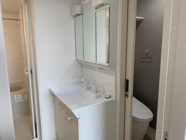 洗面設備　写真は同物件別部屋のものです。