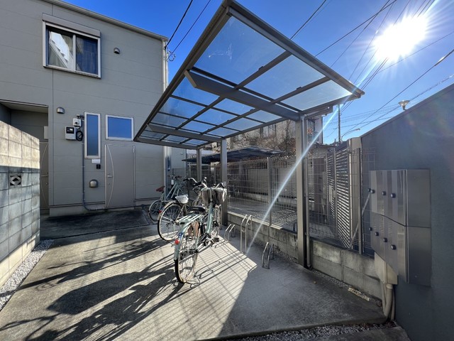 その他共有部分　雨の日でも安心して止められる屋根付の駐輪場です☆