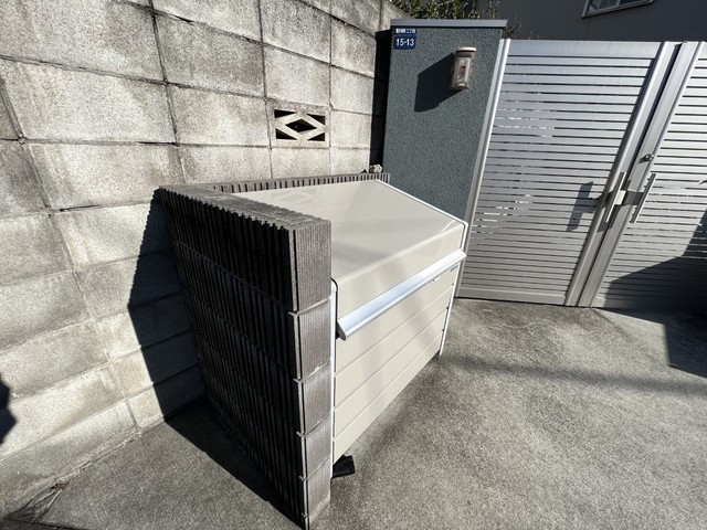 その他共有部分　ボックスタイプのごみ置き場で清潔ですね♪