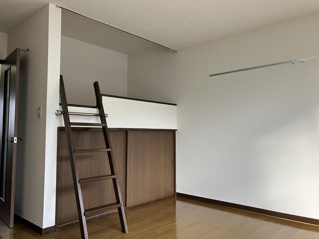 居室・リビング　8.5帖/29.81平米広めの1K　押入れ付ロフト