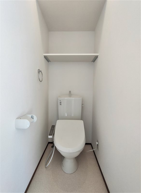 トイレ　温水洗浄便座付きのトイレです。