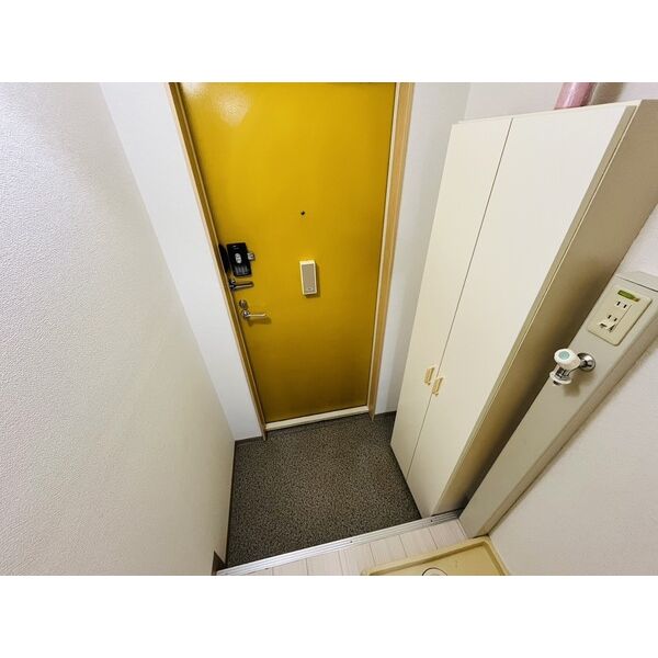 玄関　玄関横シューズボックスがあるので常に綺麗に保てます