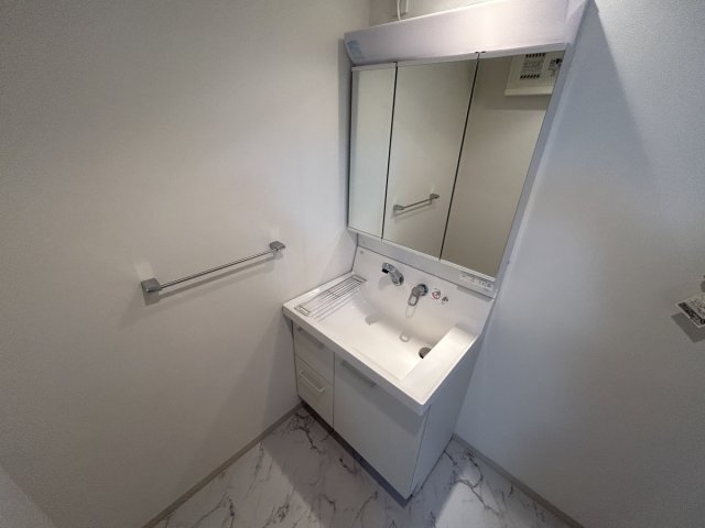 洗面設備　三面鏡タイプの洗面台です♪