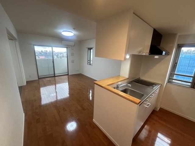 居室・リビング　明るいリビングです♪１面がアクセントクロスとなっております！