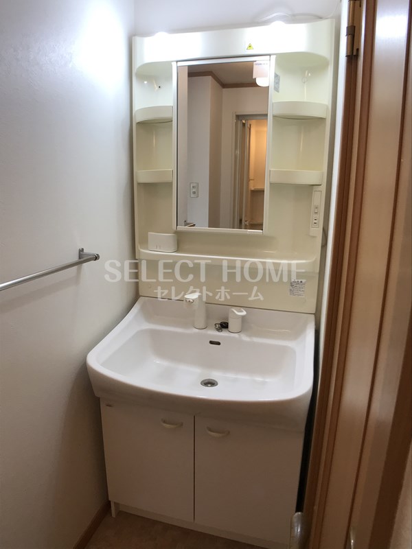 洗面設備　使いやすい独立洗面台です