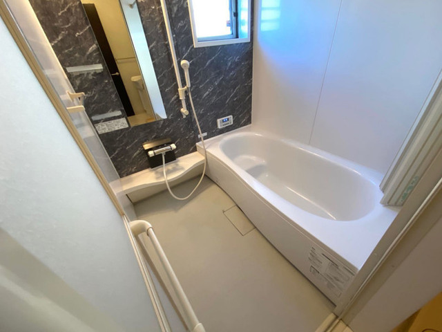 バス・シャワールーム　浴室換気乾燥機付き一坪タイプの浴槽です。