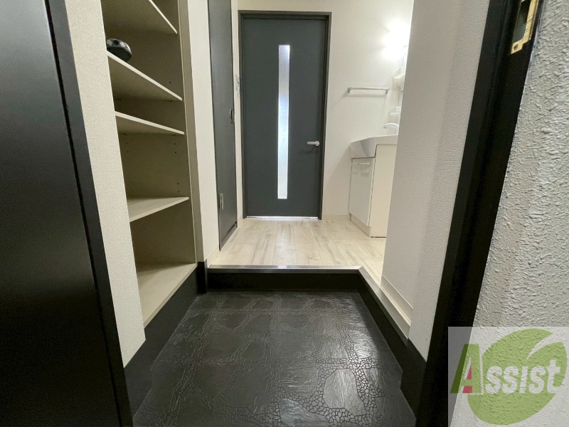 玄関　玄関の様子です。明るい印象ですね。気分もあがりそう。