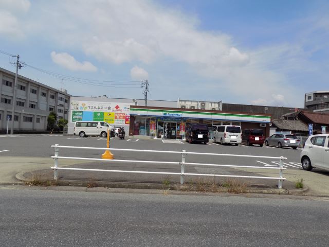 コンビニ　ファミリーマート（コンビニ）まで1100m
