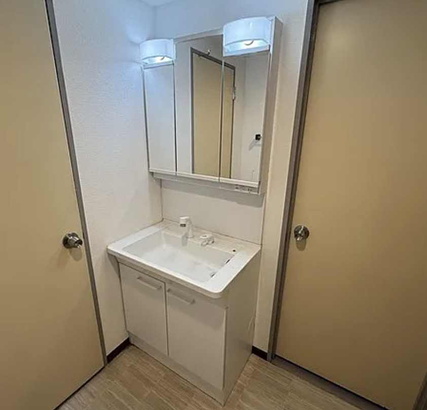 洗面設備　ゆったりとスペースのある洗面所