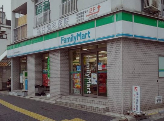 コンビニ　ファミリーマート 西早稲田店（コンビニ）まで736m