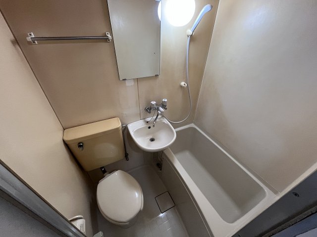 バス・シャワールーム　コンパクトで使いやすいお風呂です