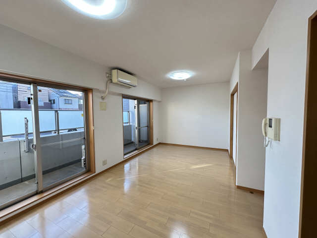 居室・リビング　同タイプ他号室の室内写真です