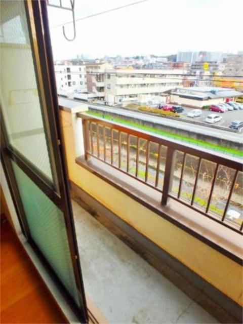 バルコニー　お布団も干せるベランダです