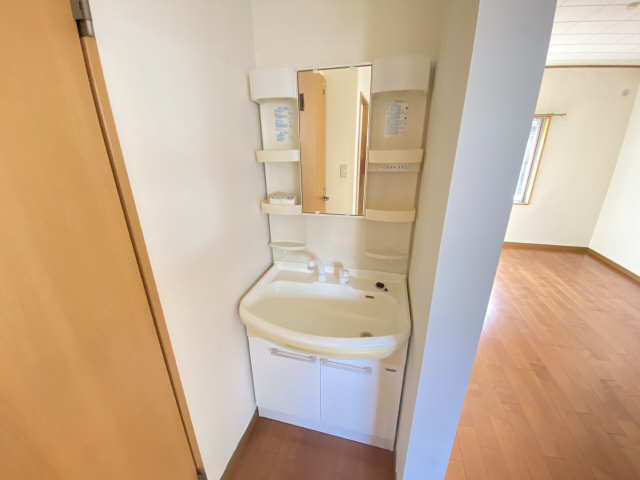 洗面設備　独立洗面台を備えているので朝の身支度ラクラク