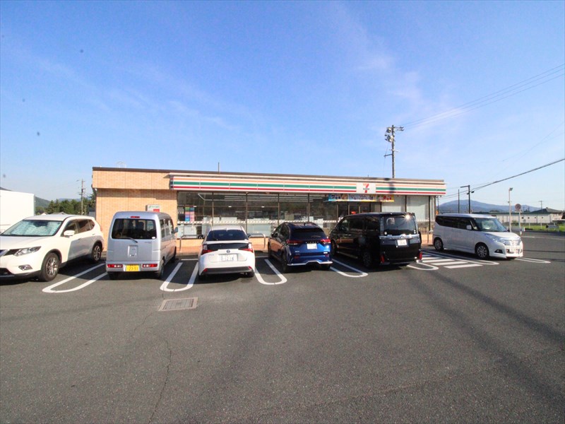 コンビニ　セブンイレブン 新城富永南店（コンビニ）まで610m