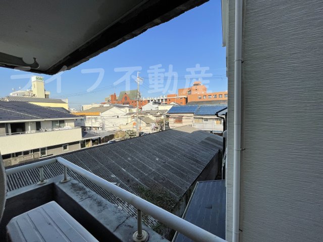 バルコニー　暖かな日差しのふりそそぐバルコニー