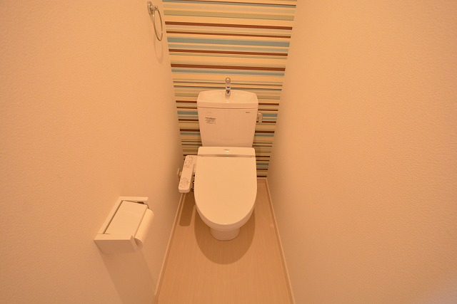 トイレ　温水洗浄便座付きのトイレです♪