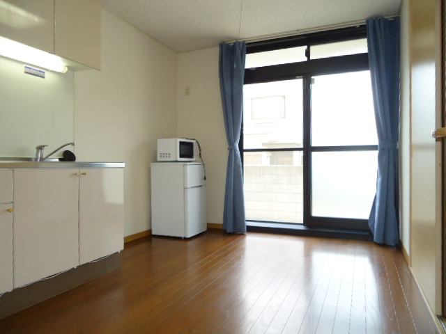 居室・リビング　家具家電付きです。新婚様にオススメできます。