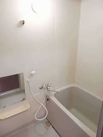 バス・シャワールーム　コンパクトで使いやすいお風呂です