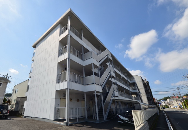 建物外観　～青い空っ、白い雲～