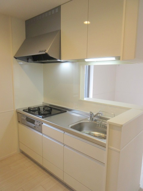 キッチン　お洒落な対面式グリル付３口ガスシステムキッチン