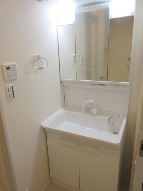 洗面設備　三面鏡付のシャンプードレッサー