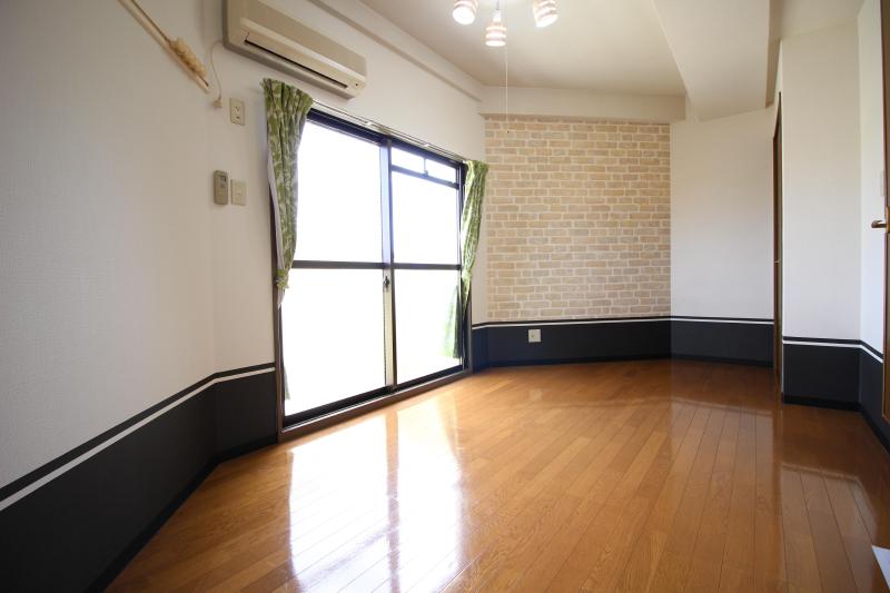 居室・リビング　１　大学まで徒歩３分。色はモデルルーム仕様です。