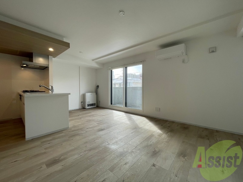 居室・リビング　フローリングや壁の色がお洒落な印象のリビングです。