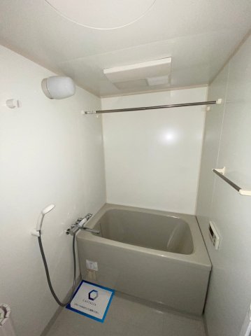 バス・シャワールーム　304号室の写真になります（現況優先）