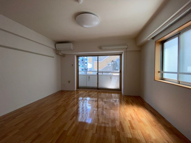 居室・リビング　304号室の写真になります（現況優先）