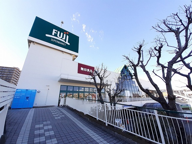 スーパー　ＦＵＪＩ（スーパー）まで810m