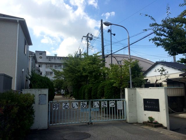 中学校　草加市立両新田中学校（中学校）まで1970m