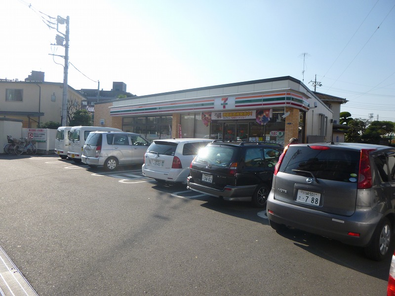 コンビニ　セブンイレブン（コンビニ）まで688m