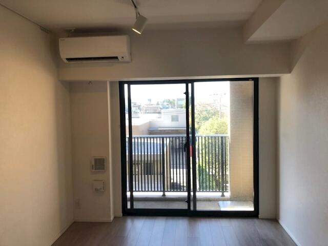 居室・リビング　明るいリビングです