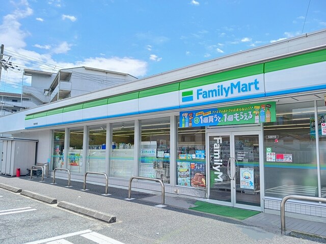 コンビニ　ファマリーマート（コンビニ）まで600m