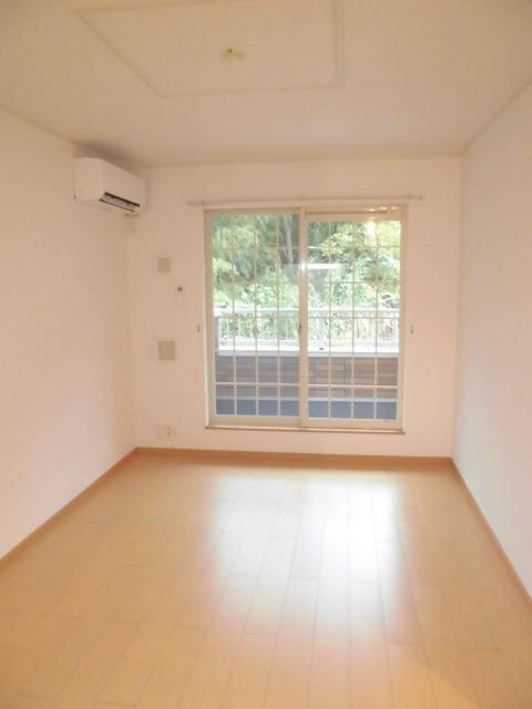 居室・リビング　別号室参考写真（反転）