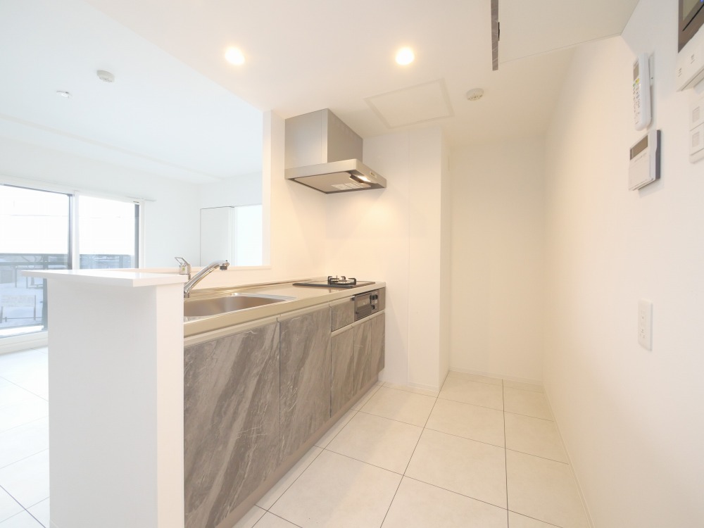 キッチン　広々とした対面システムキッチンタイプです！