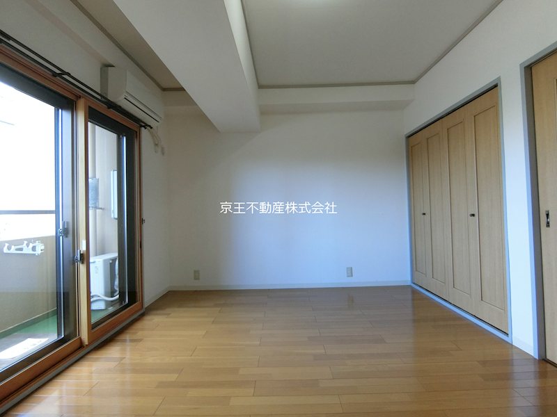 その他部屋・スペース　大きな窓で明るい室内