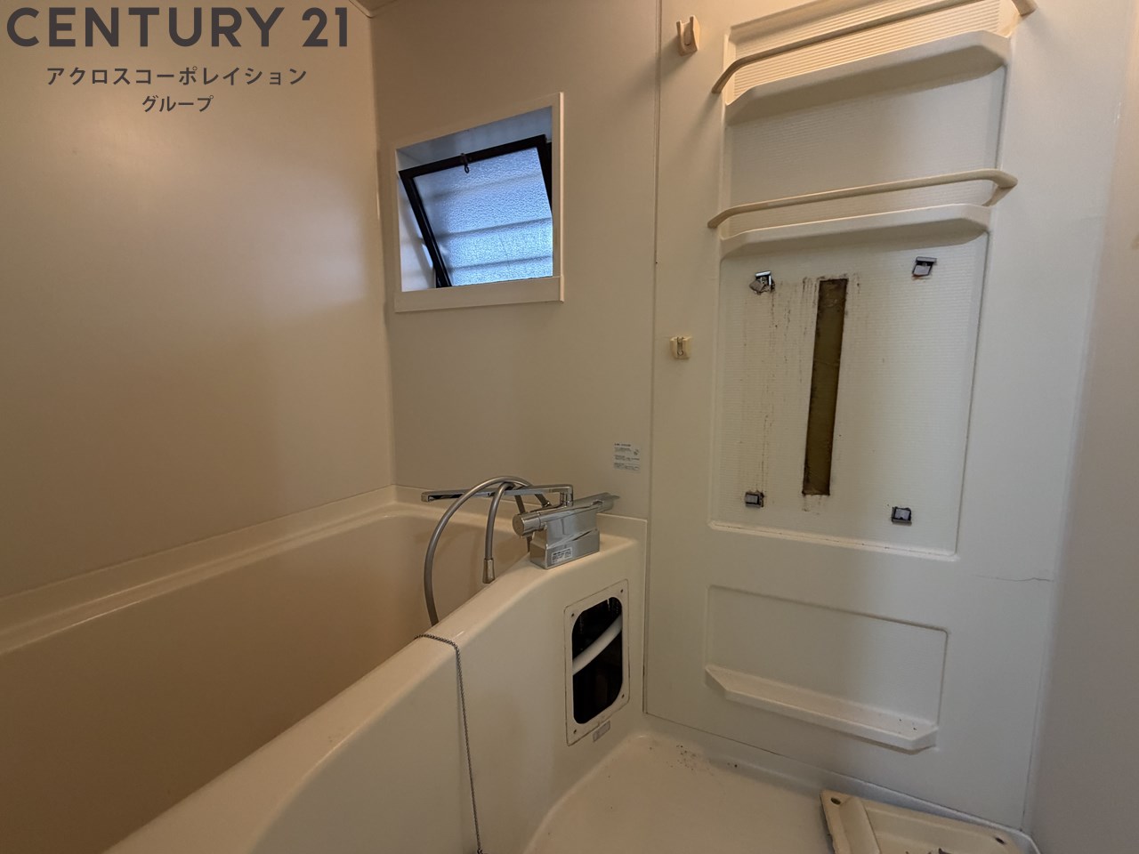 バス・シャワールーム　浴室には窓が有り換気しやすいです