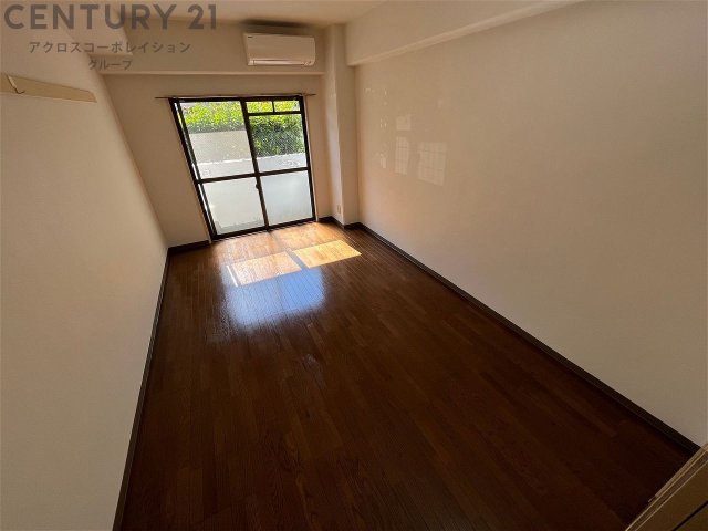 居室・リビング　床色が落ち着いた色合いで綺麗です♪