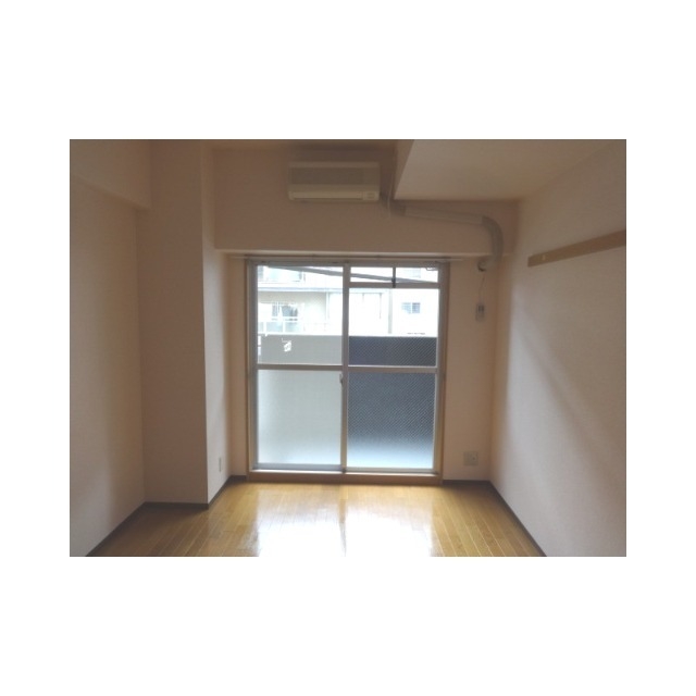 居室・リビング　窓からの光がいい感じです。