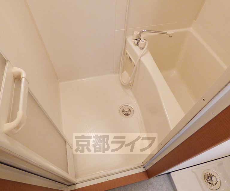 バス・シャワールーム　広々とした浴室です。