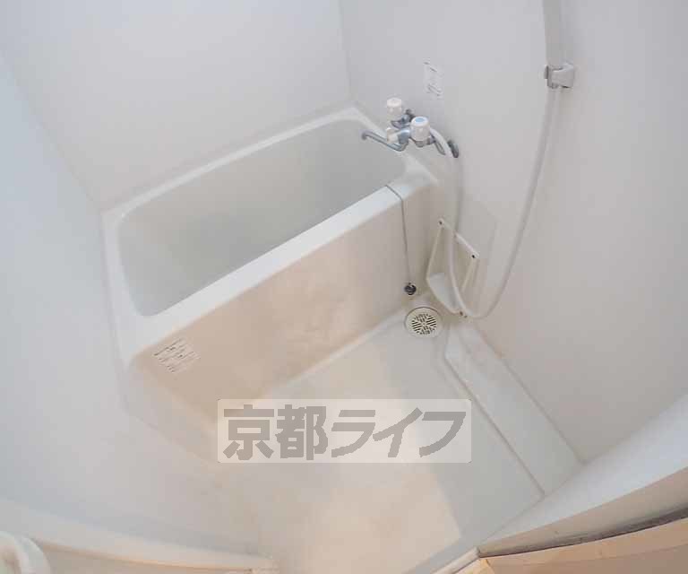 バス・シャワールーム　広々としたバスルームです。