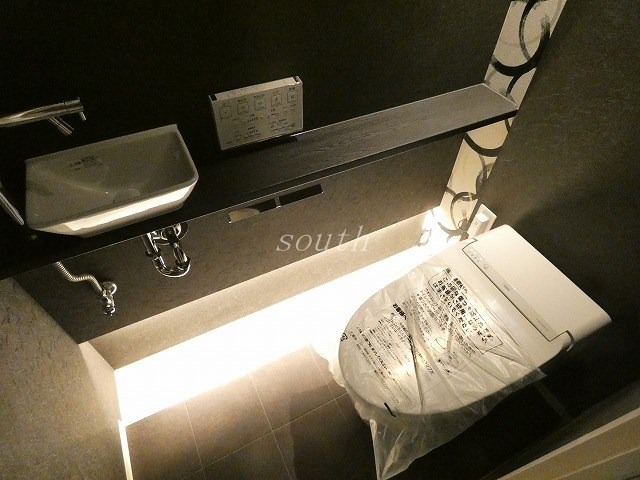 トイレ　手洗いカウンター付きトイレ