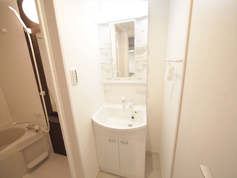 洗面設備　脱衣所　独立洗面台（シャンプードレッサー付）収納スペース有