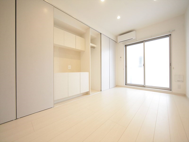 居室・リビング　洋室7.5帖　エアコン完備　収納充実　バルコニー