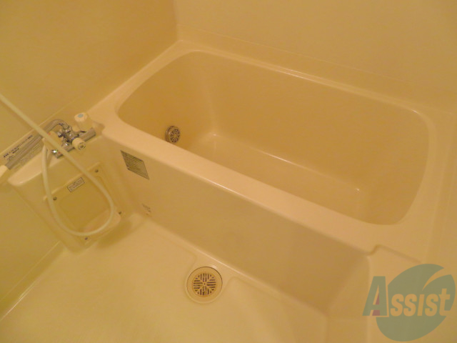 バス・シャワールーム　浴室には、追い炊き機能が設置されているので便利